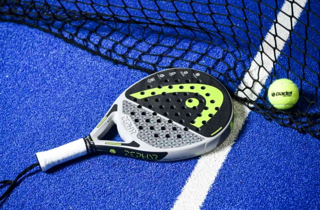 Tennisracket mit Ball